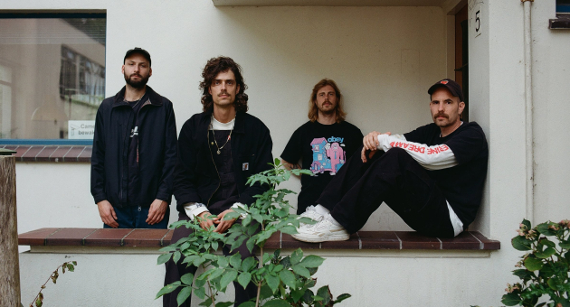 Indierockband Elephant op het podium tijdens een liveoptreden