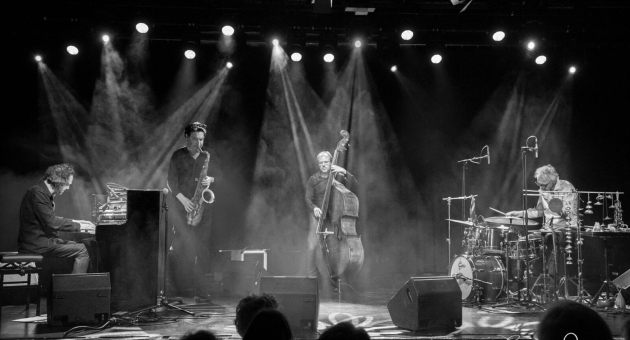 Saxofonist Yuri Honing speelt met zijn kwartet op het podium tijdens een jazzconcert