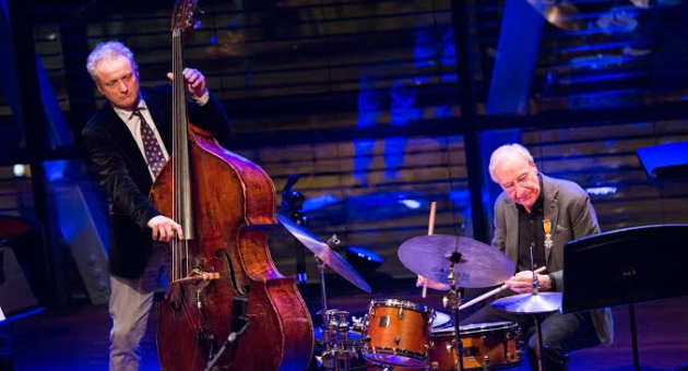 Drummer Eric Ineke speelt live op het podium tijdens een jazzconcert