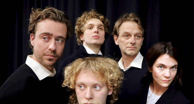 5 verschillende mensen vanaf nek gefotografeerd allemaal met een witte kraag