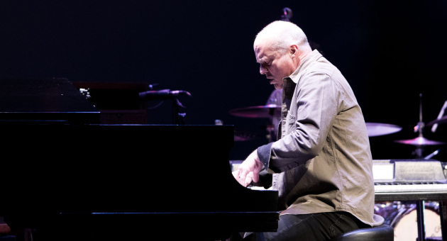 Pianist John Medeski achter de piano