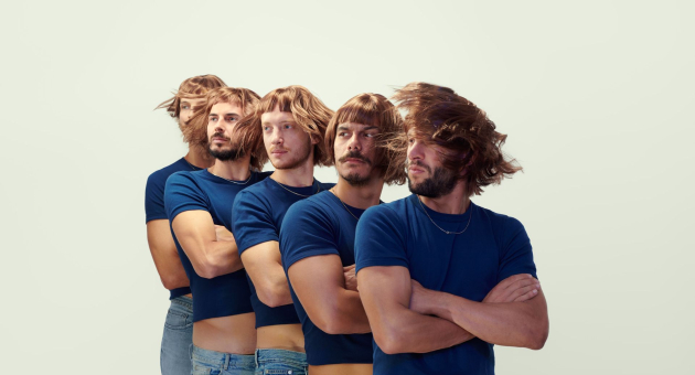 Meerdere overlappende beelden van een man met baard en blauwe shirt die in verschillende richtingen kijkt tegen lichte achtergrond.