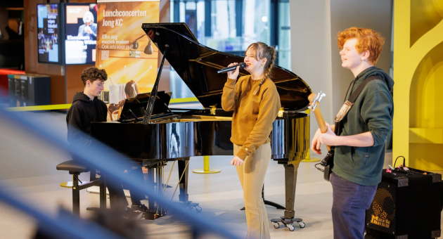 Jonge muzikanten treden op met zang, piano en basgitaar