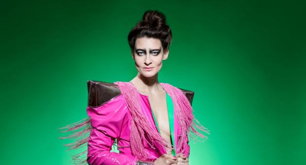 Vrouw in felroze futuristisch kostuum met franjes