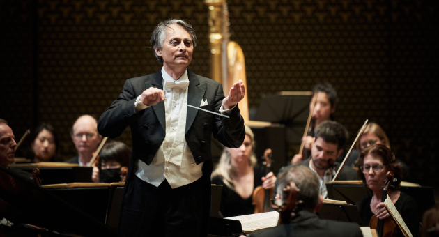 Chef-dirigent Jun Märkl staat voor het Residentie Orkest.