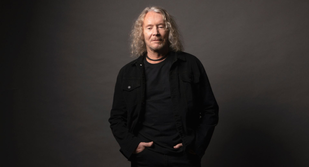 Portret foto van Marcos Valle gekleed in het zwart 