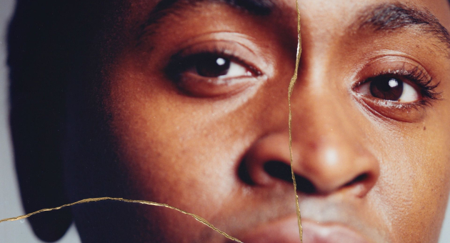 Close-up van een gezicht met een zichtbare scheur die twee verschillende huidtinten en gezichtshelften samenbrengt