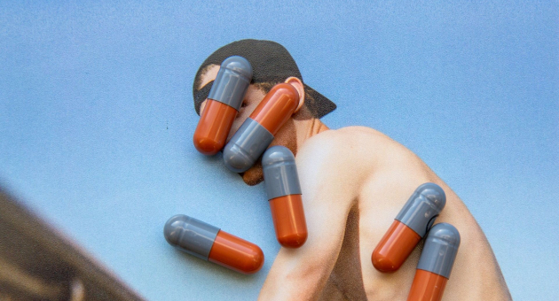 Pillen op foto van gespierde man aan hekwerk