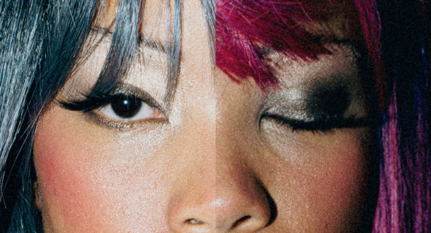 Close-up van gezicht met contrasterende make-up en haarkleuren; ene oog open, andere dicht