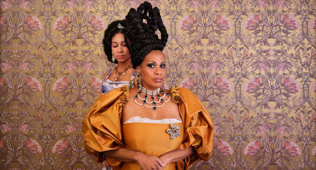 Twee vrouwen in barokstijl met sierlijke kapsels