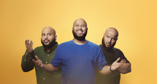 Musa in drie verschillende poses en outfits met variërende gezichtsuitdrukkingen die verschillende emoties uitbeelden (c) Mark David