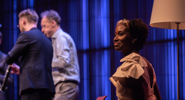 3 mensen op het toneel