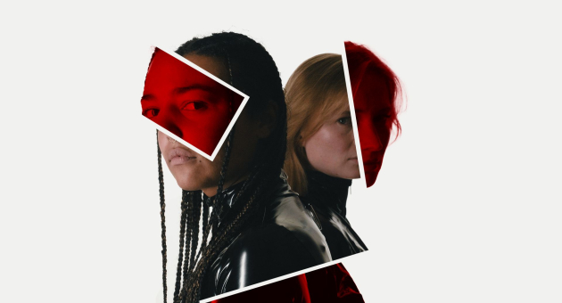 Twee mensen met vervreemdend rood masker-effect"