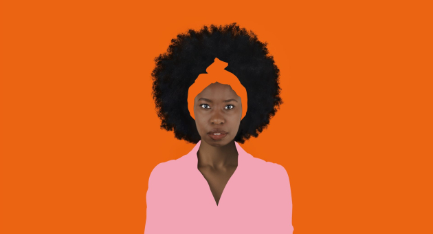 Vrouw met afro, roze blouse en oranje achtergrond