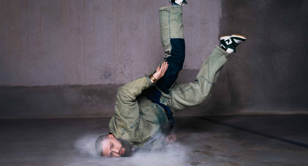 Breakdancer raakt vloer in krachtige pose