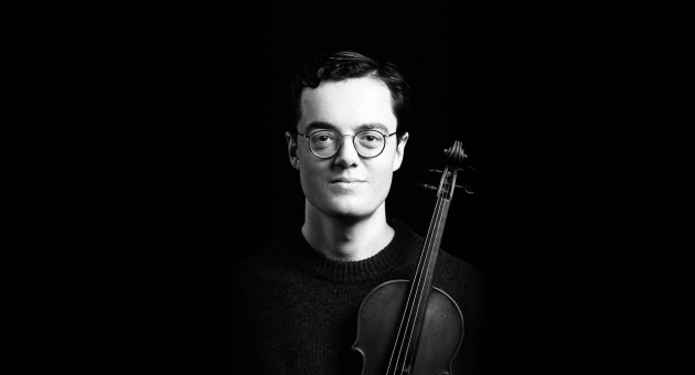 Zwart wit portret van een violist