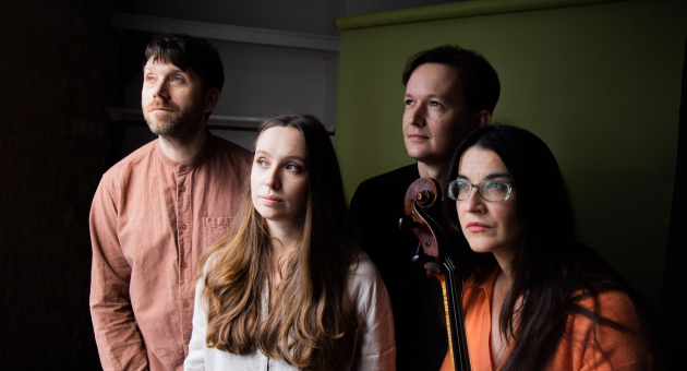 4 personen die allemaal naar rechts kijken 