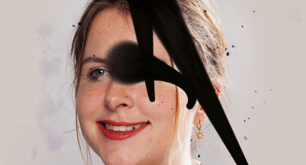 Vrouw met sticker 'Coalitie vormen?' en zwarte vlek (c) Lisa Schamlé en Nick Mattan 