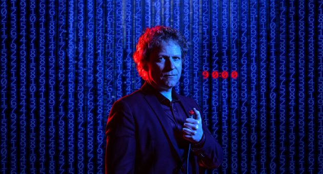 Man in donker pak onder blauw en rood licht, met een futuristische achtergrond van verticale binaire code. 