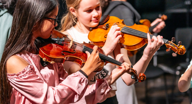 2 kinderen spelen een muziekinstrument 