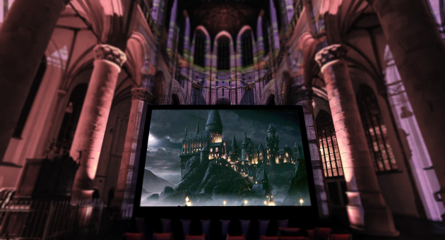 Groot filmscherm in Grote kerk Den Haag