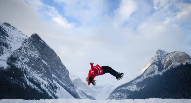 Snowboarder maakt een spectaculaire backflip in een besneeuwd berglandschap.Cpaul_zizka