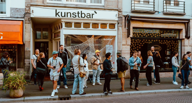 Bezoekers voor kunstbar tijdens expositieavond