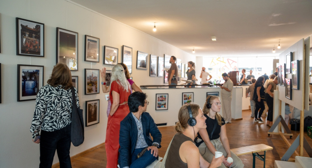 Bezoekers bekijken kunst bij We Make The Hague