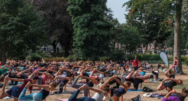 Buitenyoga in de Paleistuin met een grote groep