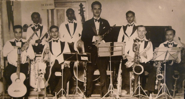 indische-jazz-band-brown-sugar-babie_bandleider-harry-braun-midden.jpg