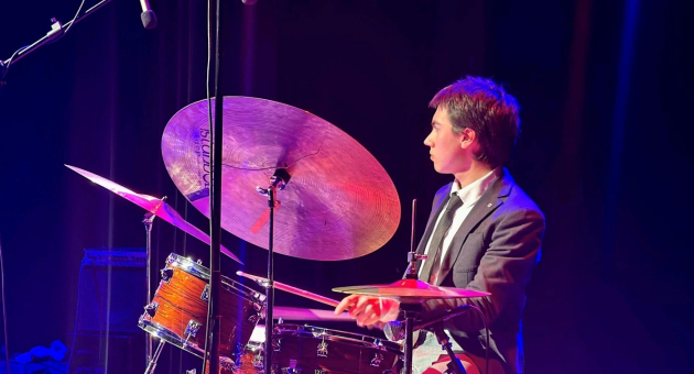 Julian Escobar spelend achter een drumstel 
