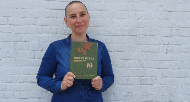 marolein_-foto-met-boek.jpg