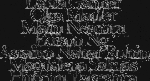 Zwarte poster met grillige witte letters en namen van deelnemende kunstenaars aan een tentoonstelling in Den Haag