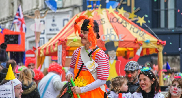 Clown op kleurrijk carnavalsfeest in de stad