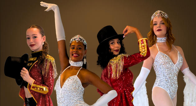 Vier vrouwen in glitterende showkostuums en hoge hoeden in danspose tegen een neutrale achtergrond