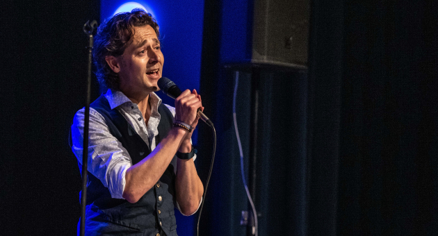 Zanger Remco van de Weerdt zingt op theaterpodium