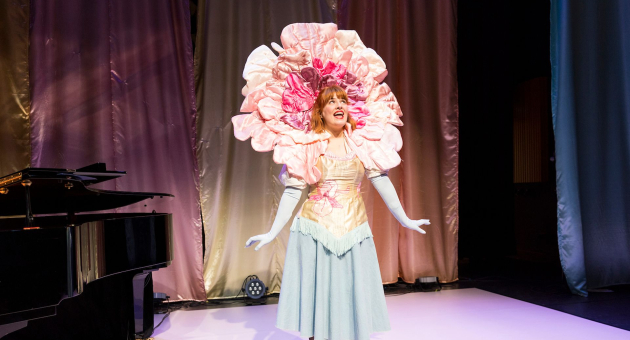 Valentina Tóth in bloemenkostuum op theaterpodium