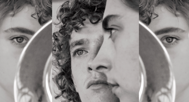 Twee gezichten in zwart-wit, dicht bij elkaar