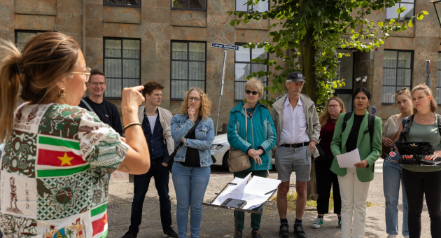 Gids is Jo-Ann Fernandes Mulder geeft uitleg aan een groep mensen