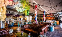 De gezellige kleurrijk ingerichte foodhall op Scheveningen heeft maar liefst 16 verschillende keukens! 