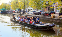 Een groepje mensen op een rondvaartboot door de grachten van Den Haag