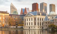 Mauritshuis aan Hofvijver met op de achtergrond de moderne skyline van Den Haag