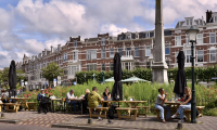 Terras van Café Emma op het Regentesseplein 