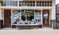 Postzegel en Albumhandel M.A. Manuskowski voorkant winkel in Chinatown in Den Haag foto: Chantal Rison