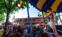 Publiek voor het podium bij het jaarlijkse fesival Kaderock bij en door Musicon