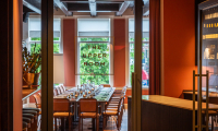 Lange gedekte tafel in restaurant Harper