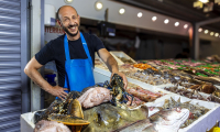 Visverkoper met een octopus in zijn hand