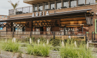 Restaurant Areia met zicht op de haven van Scheveningen gefotografeerd van buitenaf.