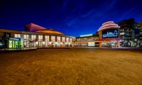 Voorkant van het AFAS Circustheater Scheveningen in de avond 