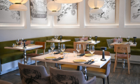 Modern Aziatisch restaurant Umamai by Hanmet artistieke details, sfeerverlichting en fraai gedekte tafels.